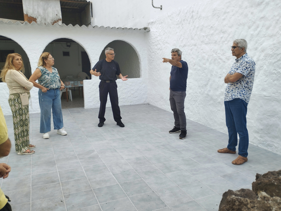 El concejal David Hernandez, junto a la directiva de la asociaci&oacute;n(1)