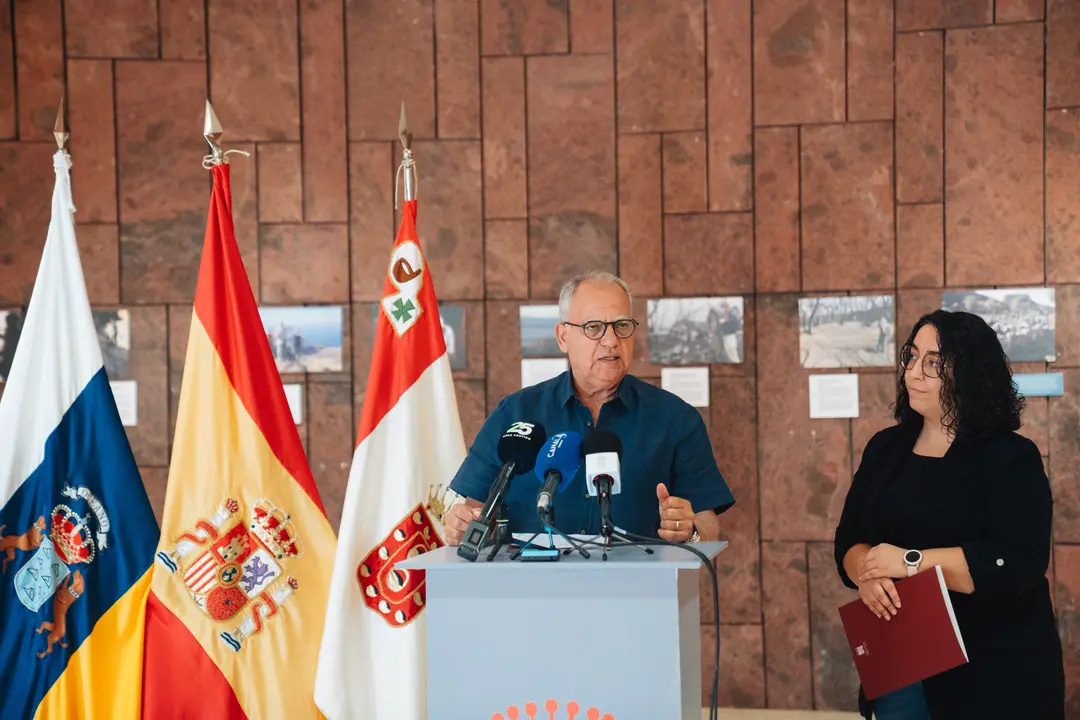 Casimiro Curbelo, junto a Cristina Ventura, consejera de Obras P&uacute;blicas.