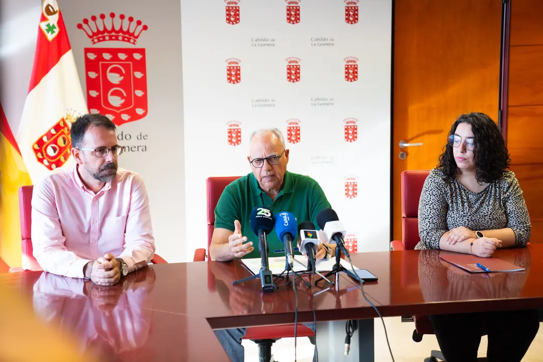 El presidente del Cabildo de La Gomera, Casimiro Curbelo (centro), junto al vicepresidente primero, Adasat Reyes, y la consejera insular de Econom&iacute;a, Cristina Ventura