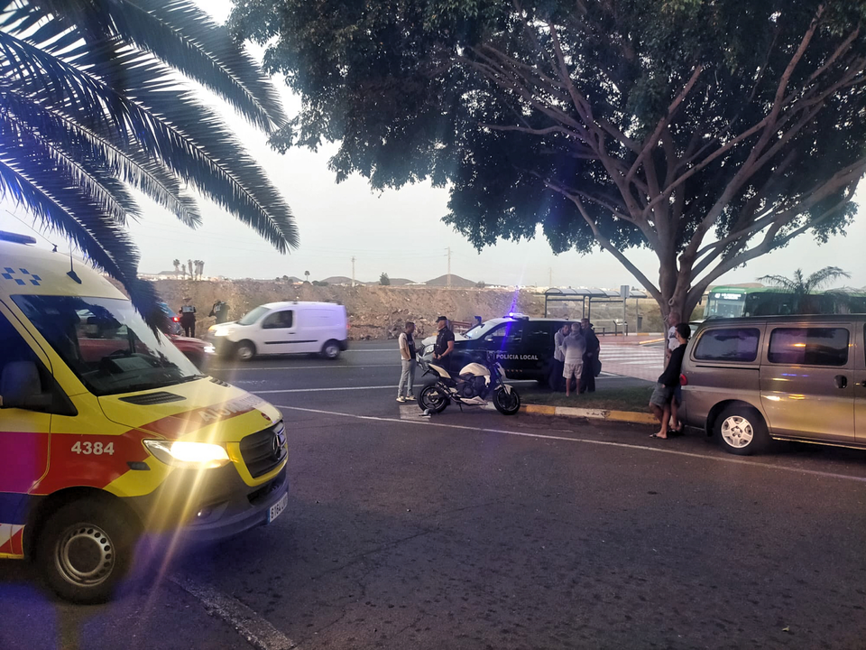 Policias y ambulancia en el lugar del accidente 2025-02-07-19-08-51(1)