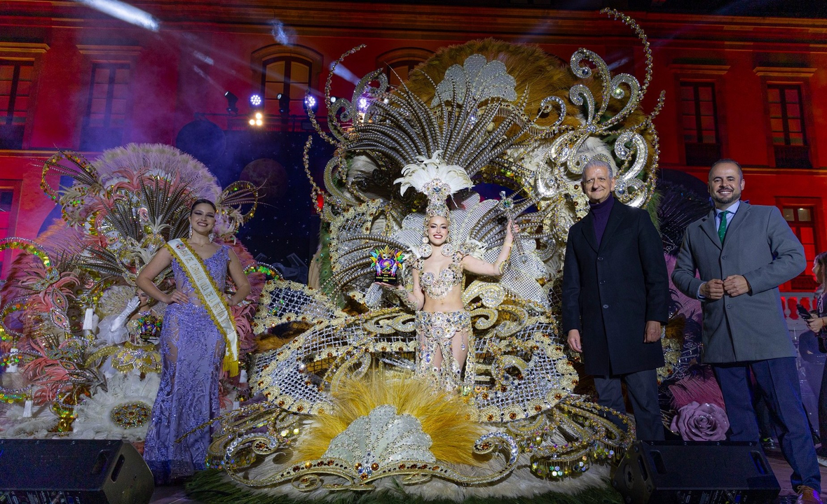REINA CARNAVAL 2025 CON ALCALDE, CONCEJAL DE FIESTAS Y REINA DEL A&Ntilde;O 2024(1)
