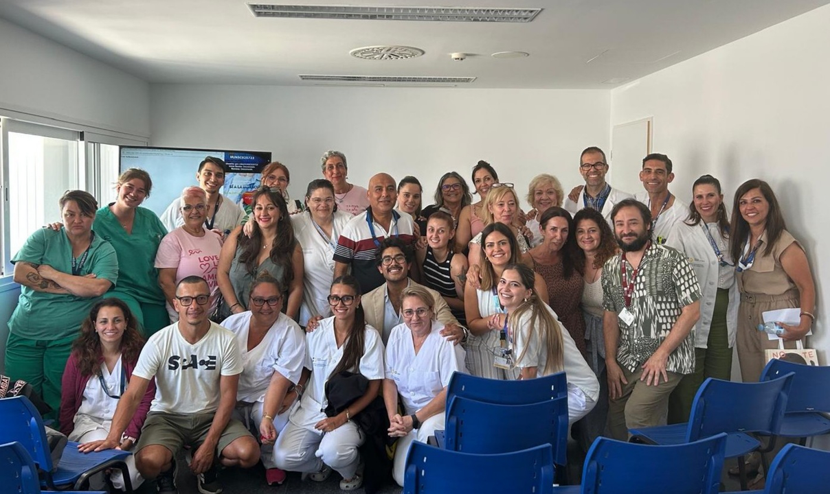 Foto de familia de la reuni&oacute;n para abordar el primer a&ntilde;o del Hospital de D&iacute;a Oncol&oacute;gico