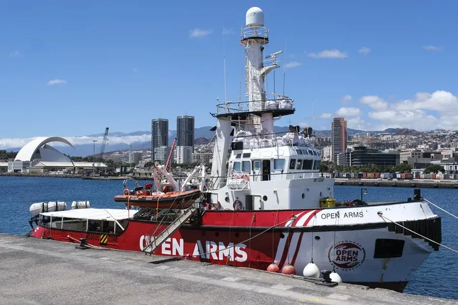El Open Armas, definido por Abascal como"barco negrero", lleg&oacute; hgoy a Teneroife.
