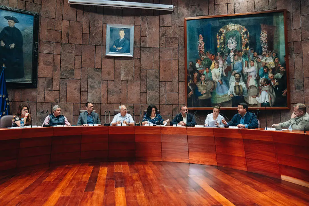 241025 Reuni&oacute;n entre representantes insulares y alcaldes y alcaldesas de los municipios gomeros(1)