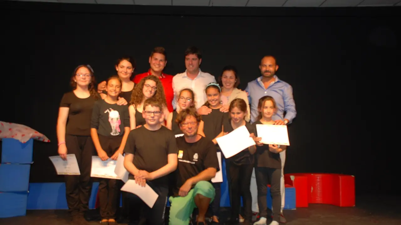 Los alumnos con los representantes municipales