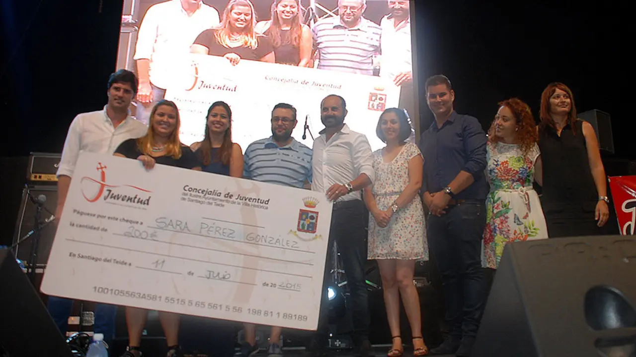 La ganadora junto a las autoridades