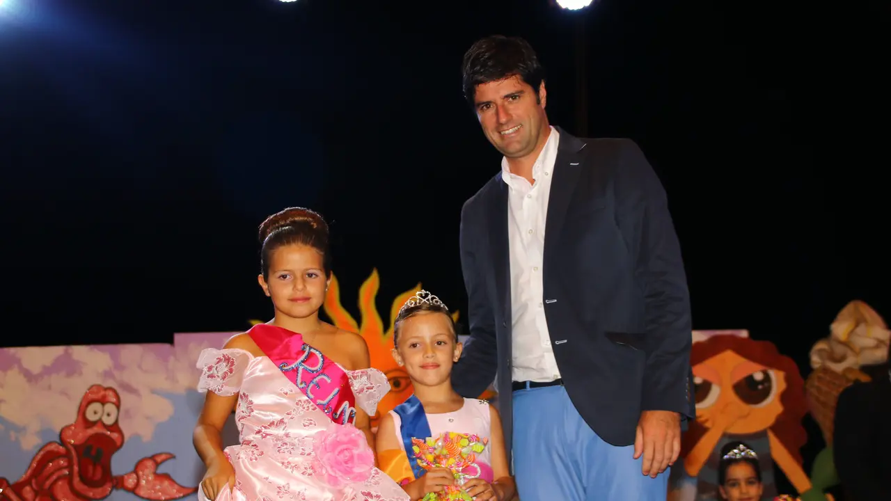La nueva reina infantil junto al Alcalde y su antecesora
