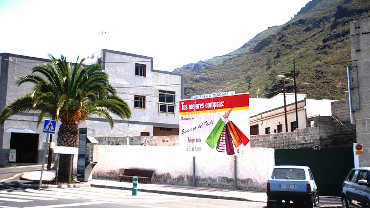 Cartel promocional colocado en el pueblo de Tamaimo