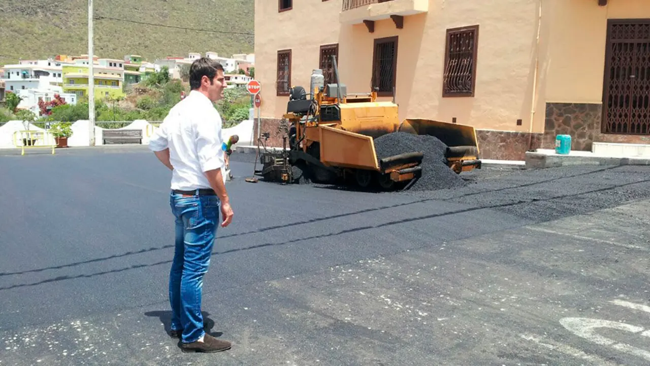 El Alcalde, Emilio Navarro supervisando las obras en Tamaimo