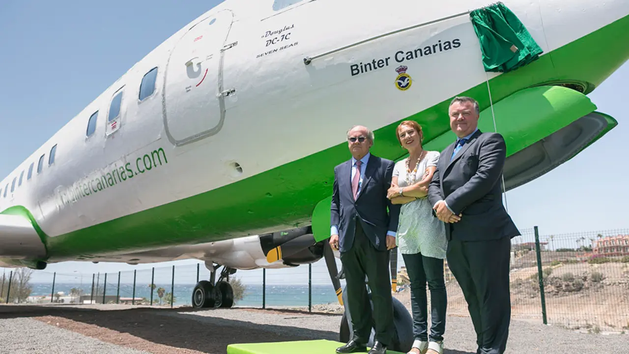 AUTOR: ALEJANDRO QUEVEDO (foto.alejandroquevedo@gmail.com)A&Ntilde;O 2015 - FECHA: 24/07/15 AEROCLUB DE GRAN CANARIA. PRESENTACION DEL AVION DC7 PINTADO POR BINTER Y SATI.