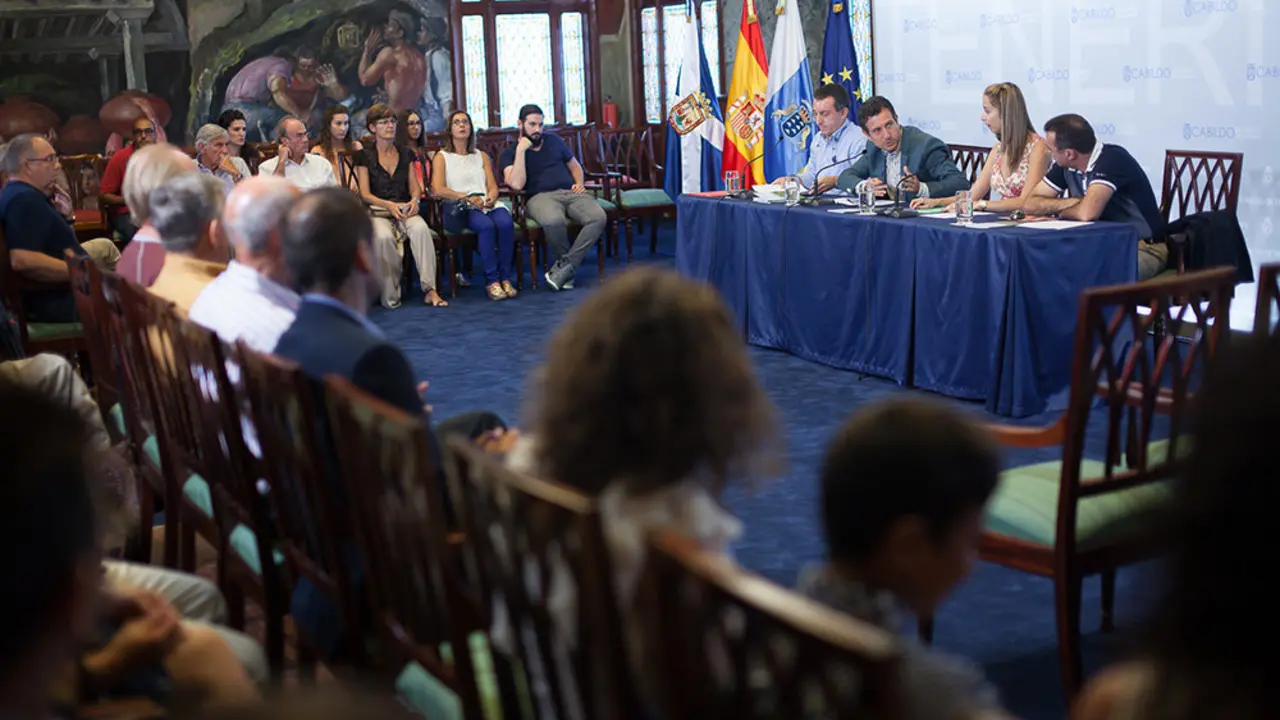 Presentaci&oacute;n del libro "Rentabilidad del cultivo del aguacate en canarias" /Tony Cuadrado Freelancer