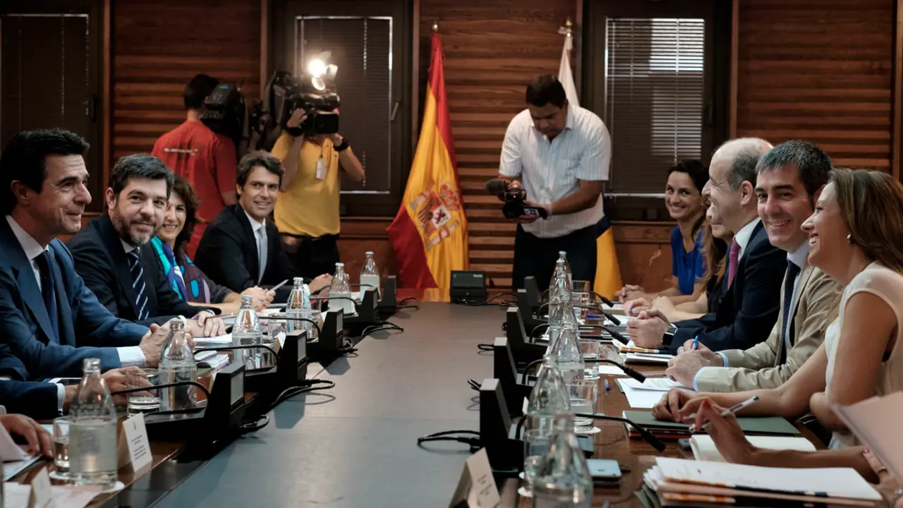 El Presidente electo D. Fernando Clavijo Batlle asiste a un encuentro con el Ministerio de Industria, Energ&Igrave;a y Turismo.  (Foto: Arturo Rodriguez/Presidencia GobCan)