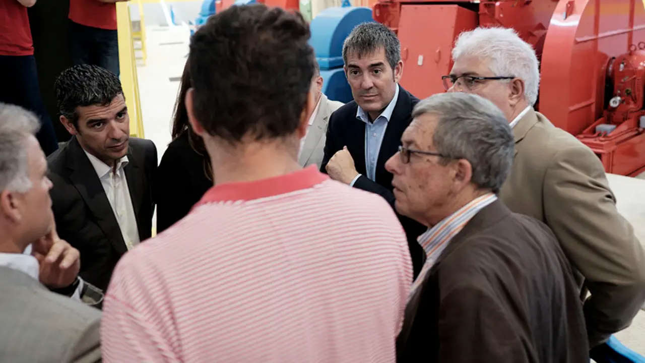 El Presidente D. Fernando Clavijo Batlle visita a la Gorona del Viento de El Hierro. Momento de la visita a la zona de turbinas a la izquierda, Narval Quintero, consejero de Agricultura y Fernando Clavijo Batlle, presidente del Gobierno de Canarias (2&int;dcha) (Foto: Arturo Rodriguez/Presidencia GobCan)
