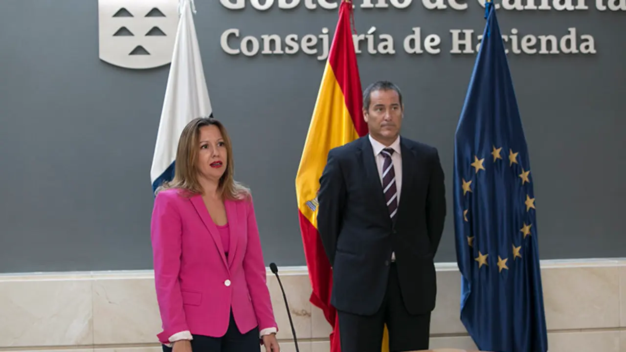 Las Palmas de Gran Canaria (Las Palmas) 01.09.15.  La consejera de Hacienda del Gobierno de Canarias, Rosa D&aacute;vila, preside la toma de posesi&oacute;n del director general de Planificaci&oacute;n y Presupuesto, Joaqu&iacute;n Morales.