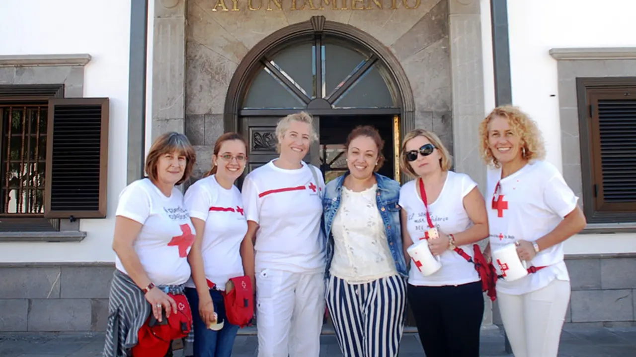 La concejala de Servicios Sociales junto a las voluntarias de Cruz Roja