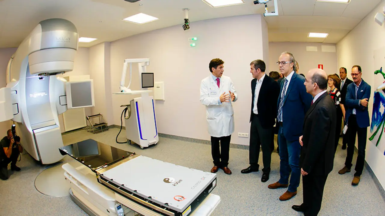 El doctor Lara, jefe del servicio, explica las caracter&iacute;sticas del nuevo equipamiento