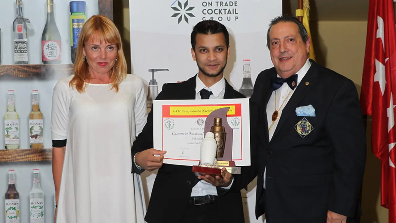 Joel Amal Campe&oacute;n nacional joven barman