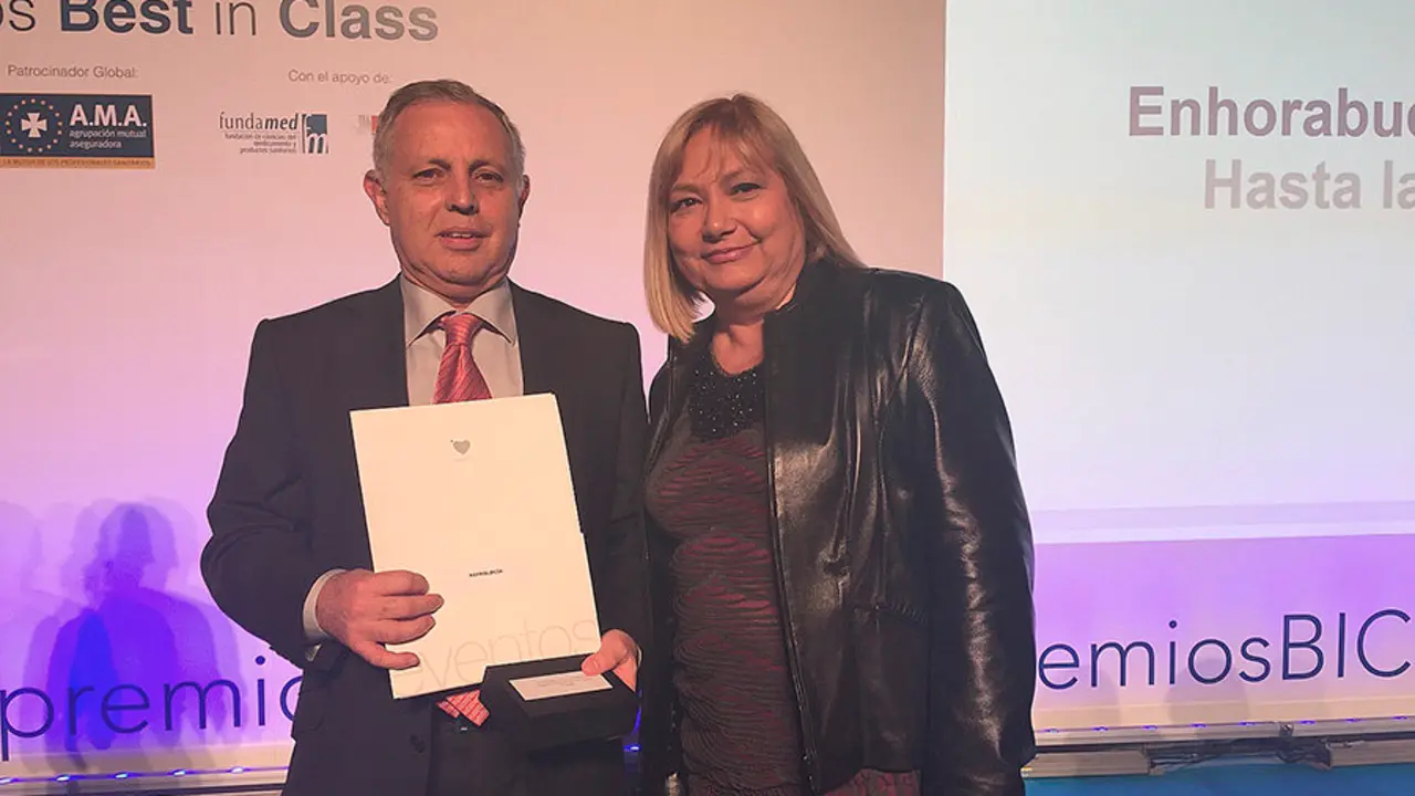 El doctor Rodr&iacute;guez y la doctora Medina, tras recoger el premio