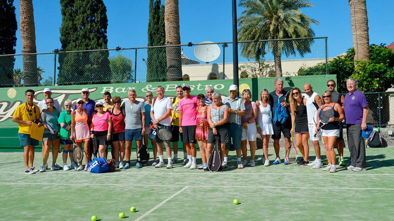 Participantes del torneo de tenis solidario junto a miembros del Club de Leones