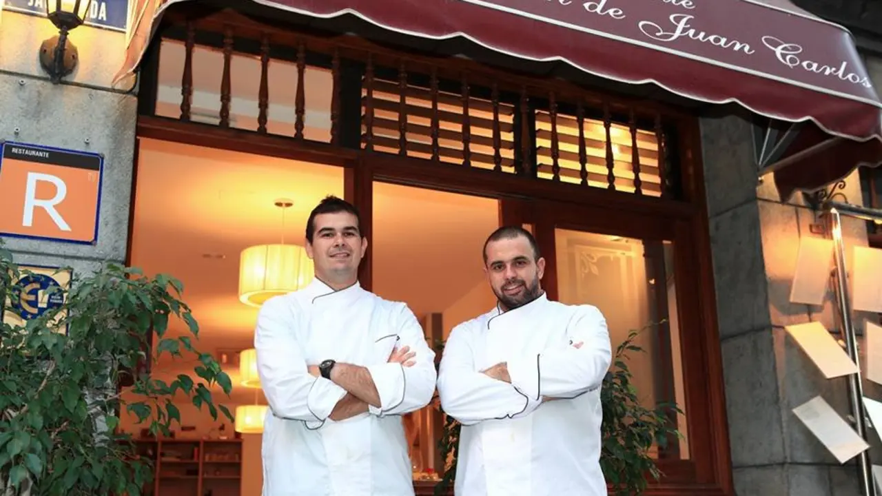 Los hermanos Padr&oacute;n a las puertas de su restaurante de Los Gigantes-2