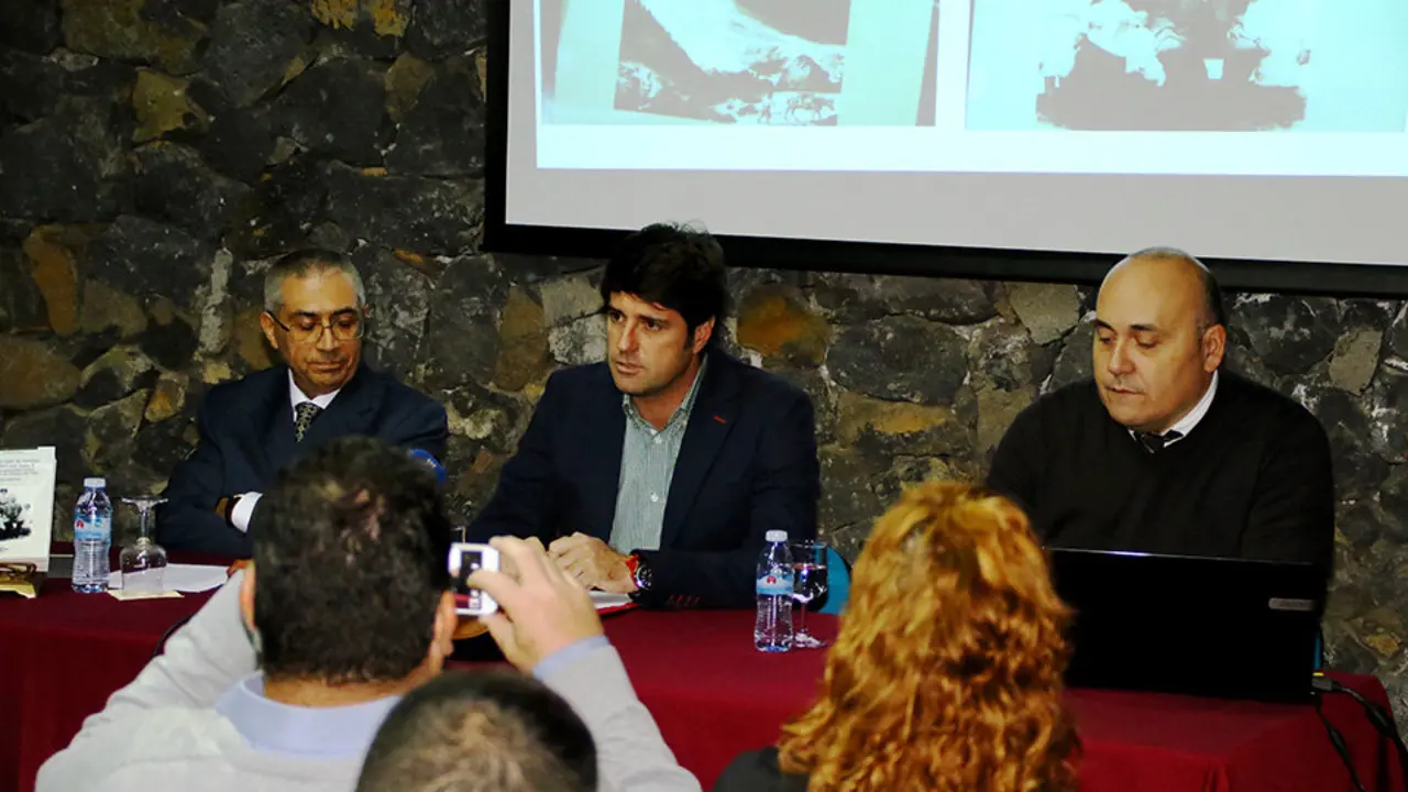 Foto de la presentaci&oacute;n del libro de Nelson Diaz sobre los linajes del Valle de Santiago