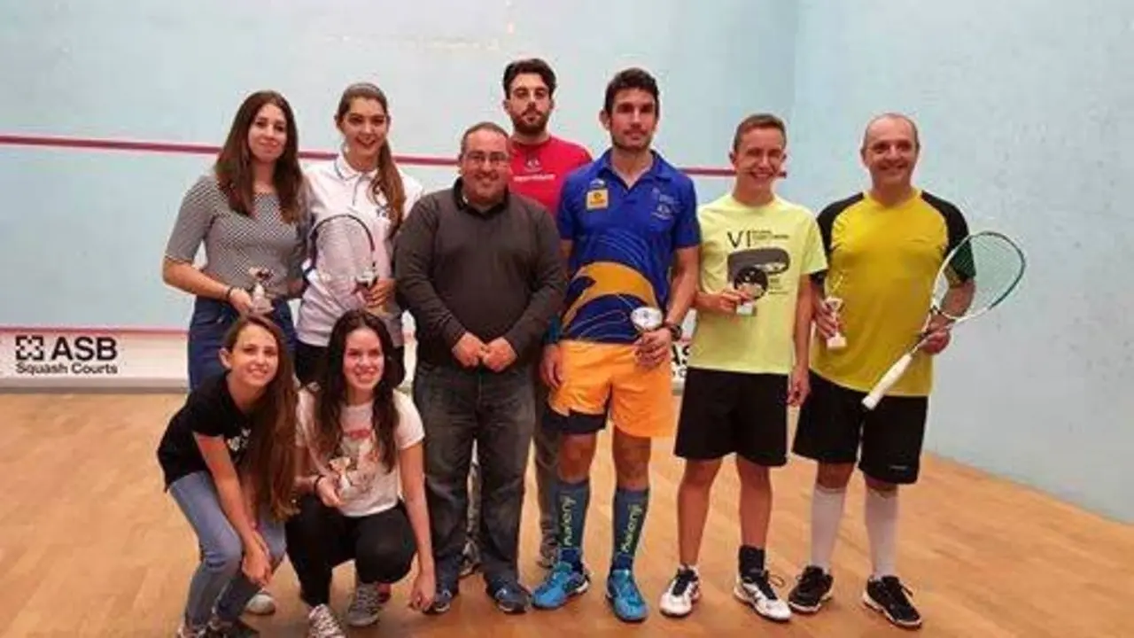 Foto de los ganadores junto al concejal de Deportes