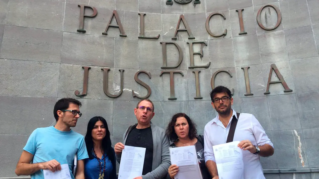 Foto personacion Podemos Cabildo Tenerife caso Sinpromi
