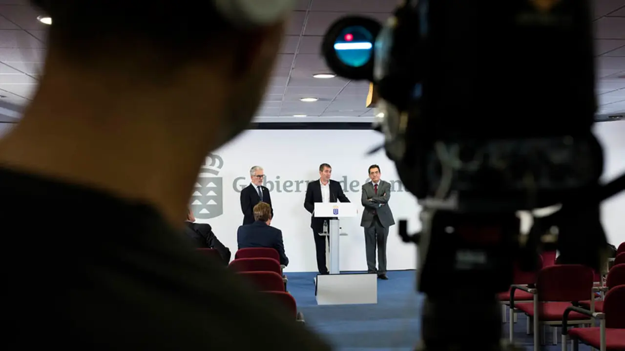 El Presidente D. Fernando Clavijo Batlle en una rueda de prensa con los dos rectores hablando del Campus de Excelencia de la Universidad Canaria a 14 de Enero de 2016. (Foto: Arturo Rodriguez/Presidencia GobCan)Esta fotograf&Igrave;a oficial del Gobierno de Canarias es solamente para uso editorial por medios de comunicaci&Ucirc;n. La fotograf&Igrave;a no puede ser manipulada de ninguna manera y no se puede utilizar en materiales comerciales y/o pol&Igrave;ticos, publicidad, correos electr&Ucirc;nicos, productos, promociones que de alguna manera pueda sugerir la aprobaci&Ucirc;n o respaldo del Presidente, o el Gobierno de Canarias.