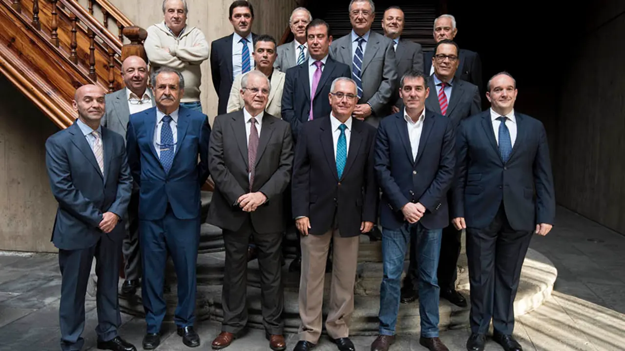 El Presidente D. Fernando Clavijo Batlle en una foto de familia con miembros de FEPECO a 15 de Enero de 2016. (Foto: Arturo Rodriguez/Presidencia GobCan)Esta fotograf&Igrave;a oficial del Gobierno de Canarias es solamente para uso editorial por medios de comunicaci&Ucirc;n. La fotograf&Igrave;a no puede ser manipulada de ninguna manera y no se puede utilizar en materiales comerciales y/o pol&Igrave;ticos, publicidad, correos electr&Ucirc;nicos, productos, promociones que de alguna manera pueda sugerir la aprobaci&Ucirc;n o respaldo del Presidente, o el Gobierno de Canarias.