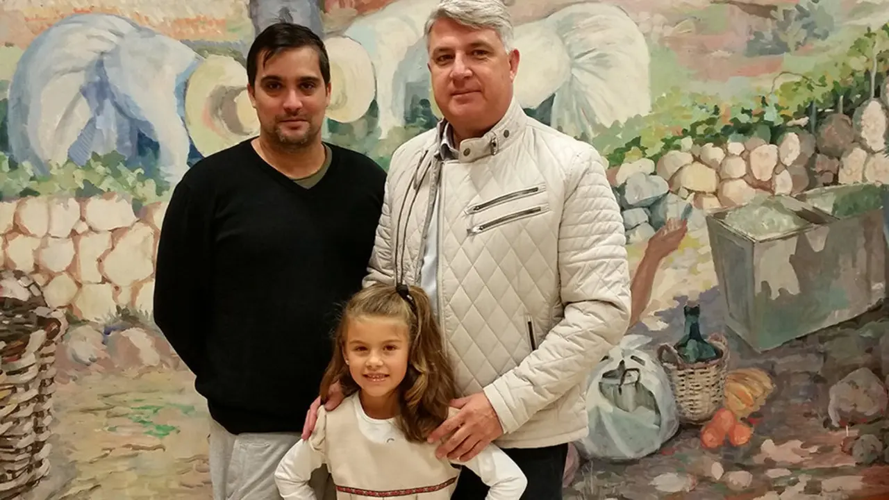 candidata arafo junto al dise&ntilde;ador (V&iacute;ctor Mesa)