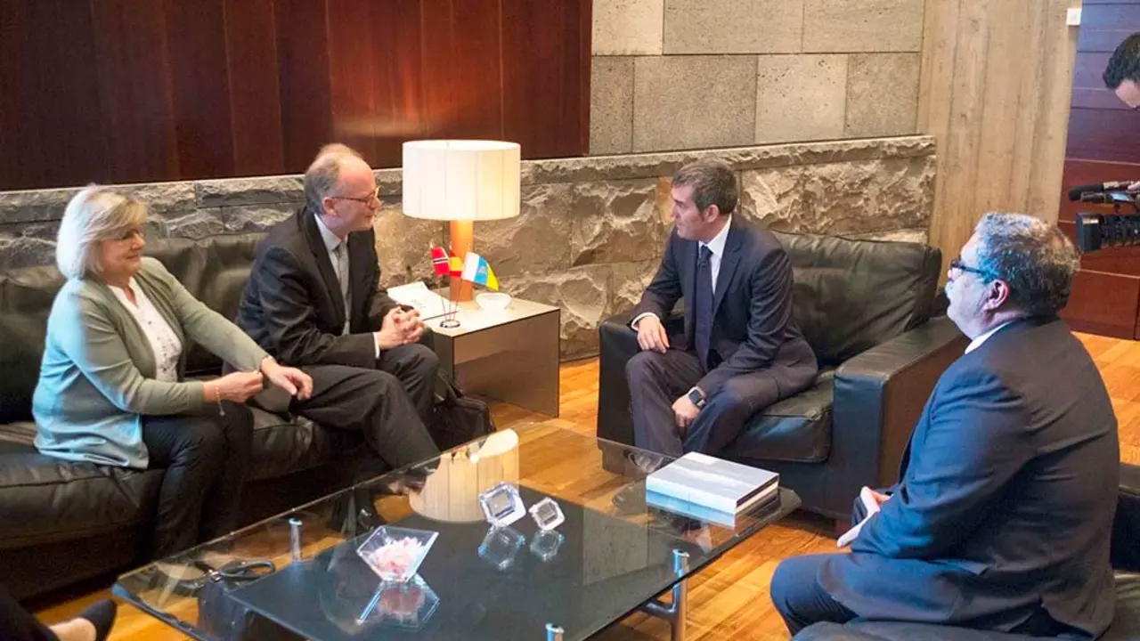 El Presidente D. Fernando Clavijo Batlle recibe al Embajador de Noruega Johan Christopher Vibe en Presidencia de Gobierno en Santa Cruz de Tenerife a 21de Enero de 2016. (Foto: Manuel L&Egrave;rida/Presidencia GobCan)Esta fotograf&Igrave;a oficial del Gobierno de Canarias es solamente para uso editorial por medios de comunicaci&Ucirc;n. La fotograf&Igrave;a no puede ser manipulada de ninguna manera y no se puede utilizar en materiales comerciales y/o pol&Igrave;ticos, publicidad, correos electr&Ucirc;nicos, productos, promociones que de alguna manera pueda sugerir la aprobaci&Ucirc;n o respaldo del Presidente, o el Gobierno de Canarias.