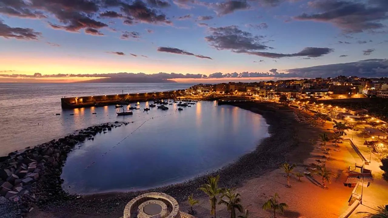 Horno de la cal bajo el acantilado y junto al paseo de Playa San Juan