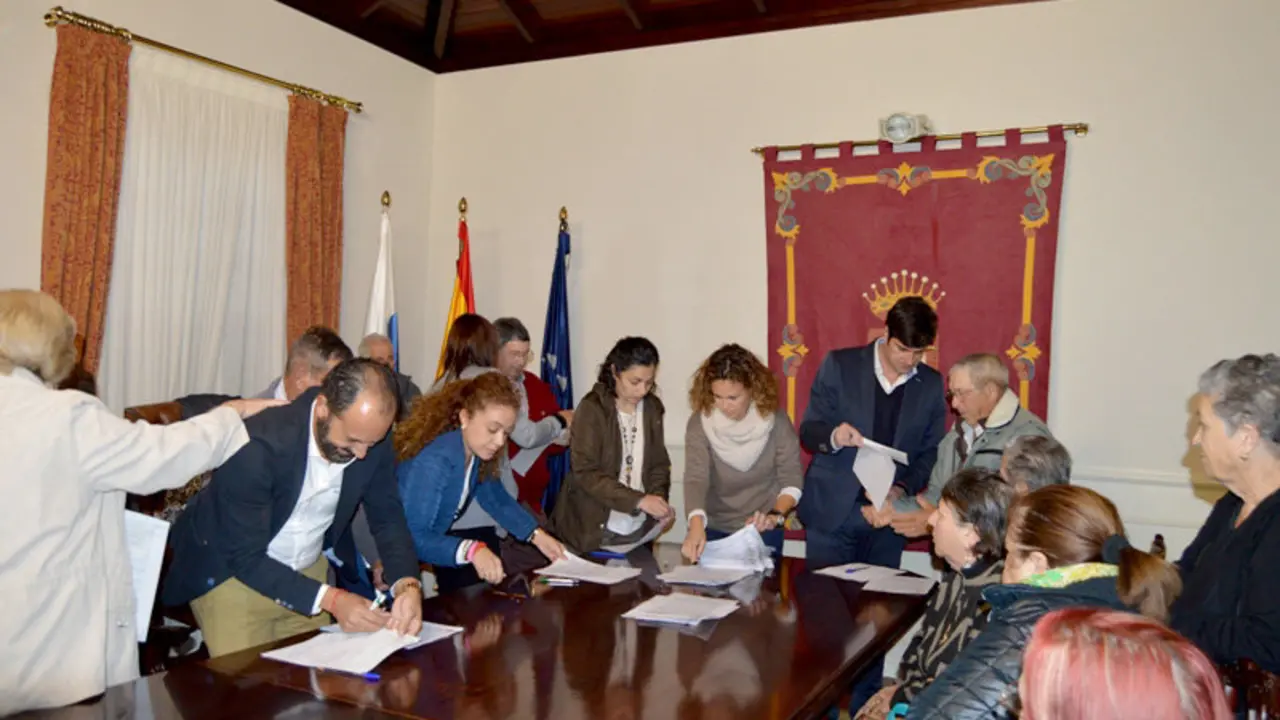 El Alcalde y miembros del grupo de gobierno entregando las ayudas al IBI