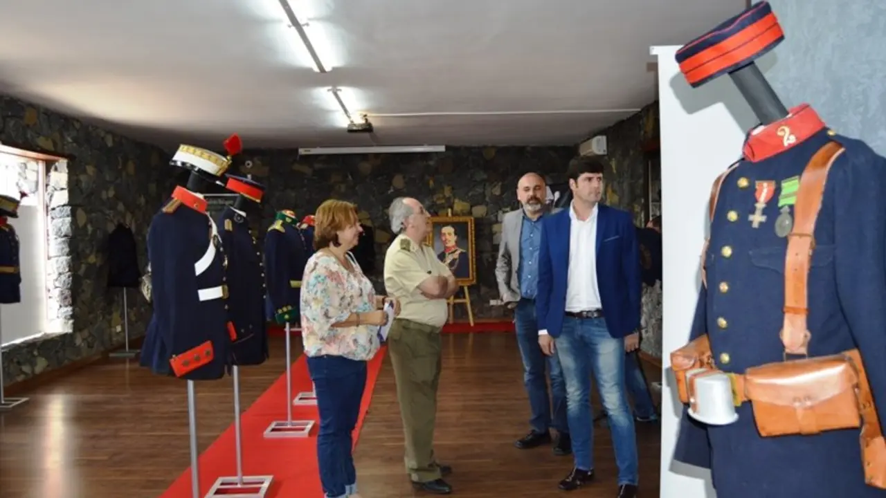 Autoridades en la exposici&oacute;n