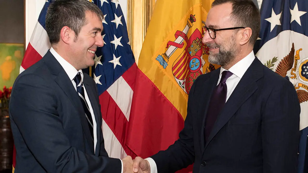 El Presidente D. Fernando Clavijo Batlle estrecha la mano al embajador de EEUU, James Costos en su residencia de Madrid antes de su reuni&oacute;n a 20 de Enero de 2016. (Foto: Arturo Rodriguez/Presidencia GobCan)Esta fotograf&iacute;a oficial del Gobierno de Canarias es solamente para uso editorial por medios de comunicaci&oacute;n. La fotograf&iacute;a no puede ser manipulada de ninguna manera y no se puede utilizar en materiales comerciales y/o pol&iacute;ticos, publicidad, correos electr&oacute;nicos, productos, promociones que de alguna manera pueda sugerir la aprobaci&oacute;n o respaldo del Presidente, o el Gobierno de Canarias.