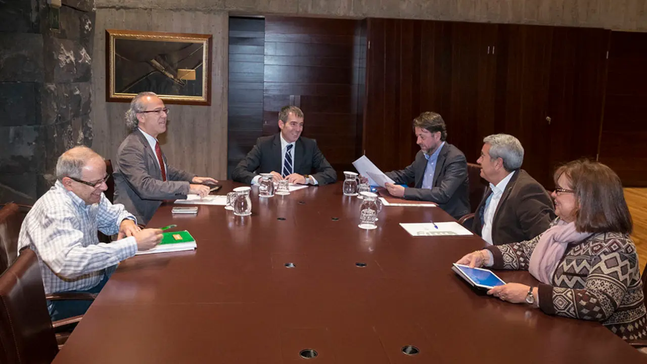 El Presidente D. Fernando Clavijo Batlle se re&uacute;ne para hablar del Hospital del sur , con el consejero de Sanidad Jesus Morera , el Presidente del Cabildo Carlos Alonso y el director Insular del IASS Aurelio Abreu, Presidencia del Gobierno en  Santa Cruz de Tenerife a 16 de Febrero del  2016. (Foto: Manuel L&eacute;rida/Presidencia GobCan)Esta fotograf&iacute;a oficial del Gobierno de Canarias es solamente para uso editorial por medios de comunicaci&oacute;n. La fotograf&iacute;a no puede ser manipulada de ninguna manera y no se puede utilizar en materiales comerciales y/o pol&iacute;ticos, publicidad, correos electr&oacute;nicos, productos, promociones que de alguna manera pueda sugerir la aprobaci&oacute;n o respaldo del Presidente, o el Gobierno de Canarias.