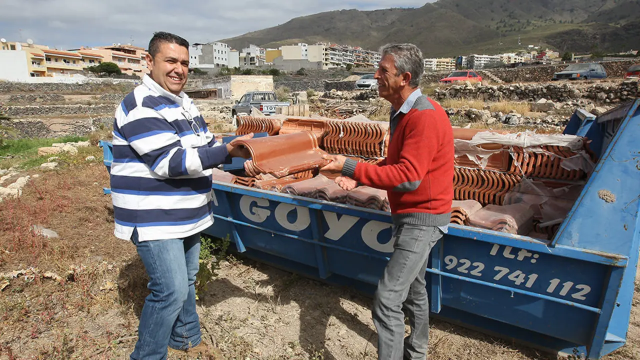 FERRETERIA GOYO Y TEJAS BORJA ENTREGAN 2500 TEJAS A LA ASOCIACION SAN JUAN4jpg