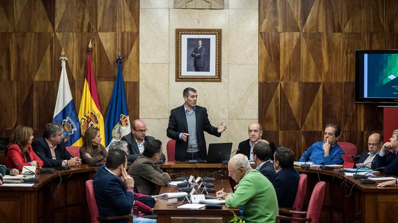 El Presidente D. Fernando Clavijo Batlle explica el IGTE a los alcaldes de La Palma y a Anselmo Pestana, presidente del Cabildo de La Palma a 27 de Febrero de 2016. (Foto: Arturo Rodriguez/Presidencia GobCan)