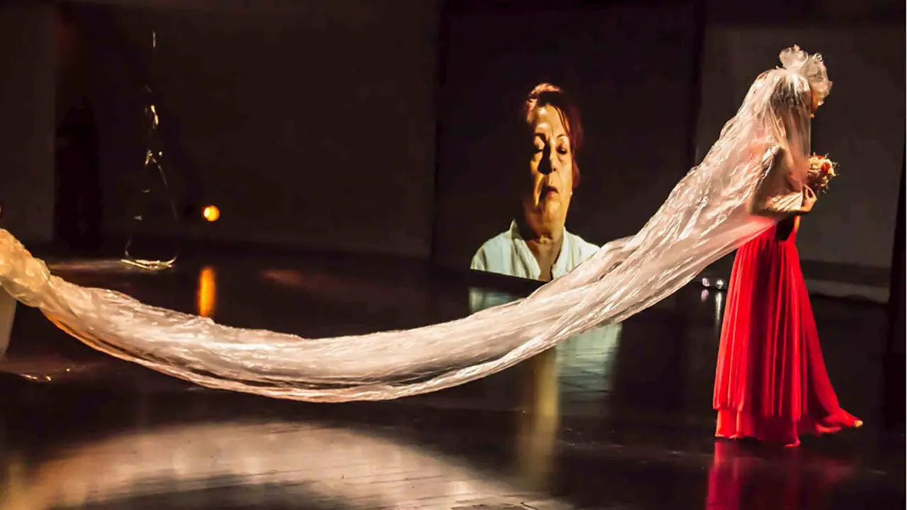 Un instante del espect&aacute;culo de teatro-danza 'Ellas, agua y tierra'
