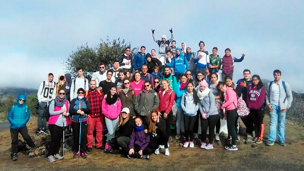 IMG-Alumnos IES Alcala Ruta 1 Paseando entre almendros