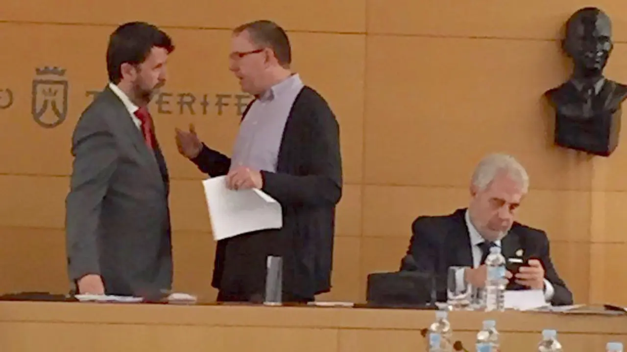Carlos Alonso y Fernando Sabate en el sal&oacute;n de plenos del Cabildo de Tenerife