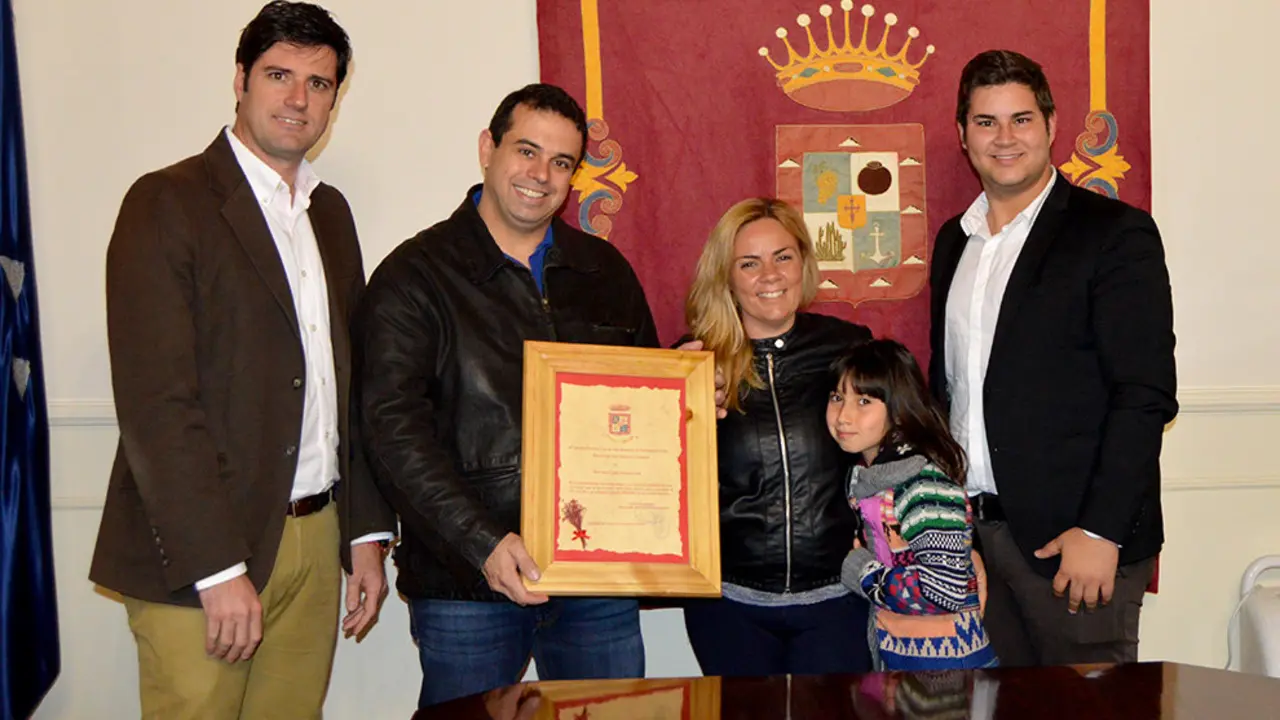 El Alcalde y el concejal de Hacienda acompa&ntilde;ado por Juan Carlos y familia