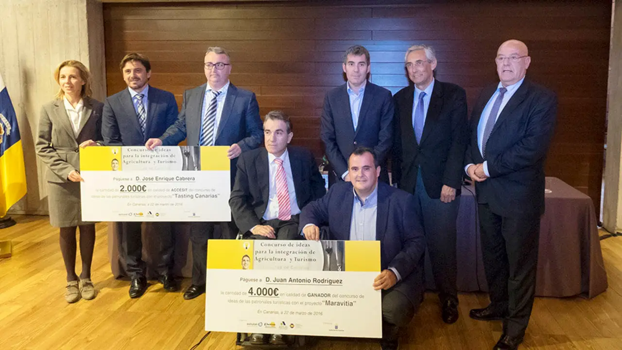 El Presidente D. Fernando Clavijo Batlle en la entrega de premios concurso ideas turismo y agricultura en Presidencia de Gobierno en Santa Cruz de Tenerife a 22 de Marzo del  2016. (Foto: Manuel L&eacute;rida/Presidencia GobCan)Esta fotograf&iacute;a oficial del Gobierno de Canarias es solamente para uso editorial por medios de comunicaci&oacute;n. La fotograf&iacute;a no puede ser manipulada de ninguna manera y no se puede utilizar en materiales comerciales y/o pol&iacute;ticos, publicidad, correos electr&oacute;nicos, productos, promociones que de alguna manera pueda sugerir la aprobaci&oacute;n o respaldo del Presidente, o el Gobierno de Canarias.