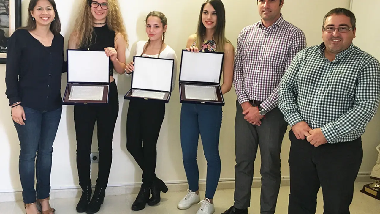 Foto de la entrega de las placas a las j&oacute;venes del municipio