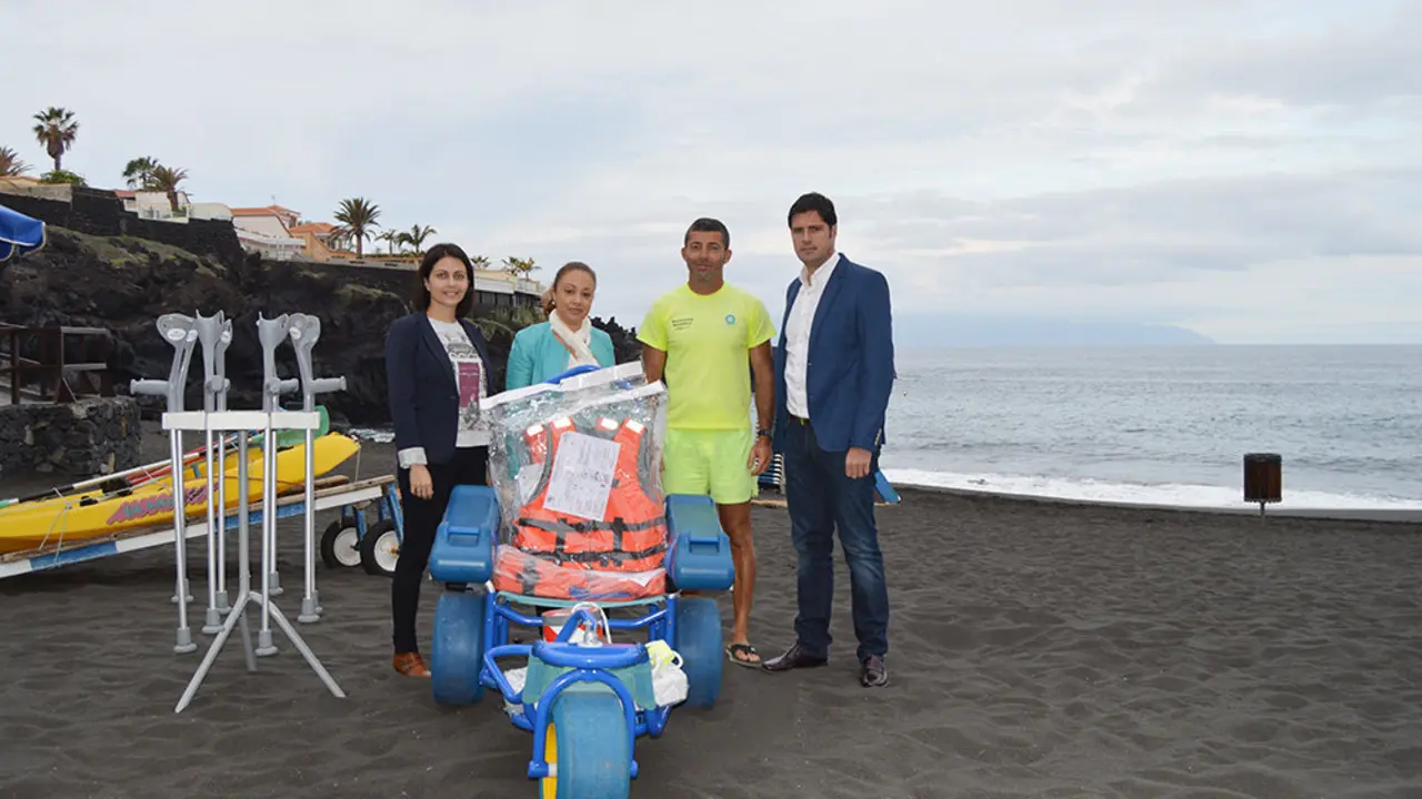 Entrega de la silla y muletas anfibias