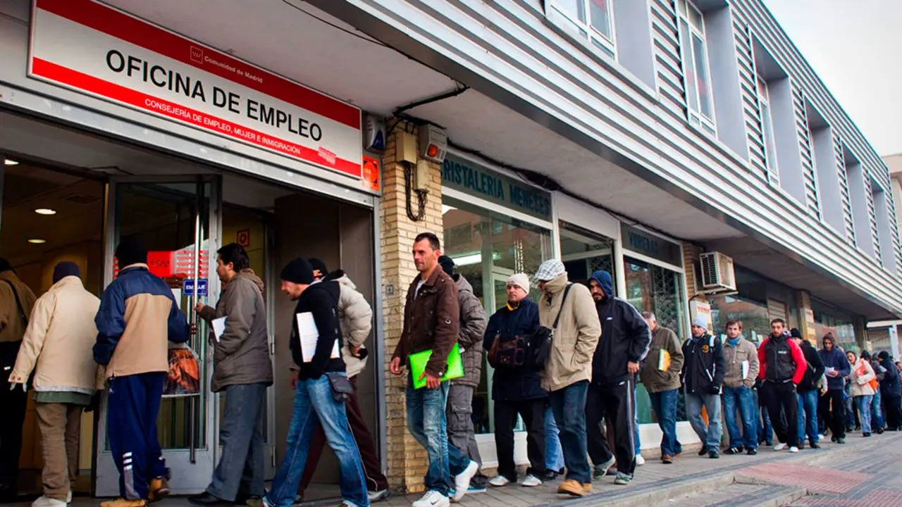 People queue outside an unemployment registry office in Madrid on Thursday, Dec. 2, 2010. En la foto oficina del INEM