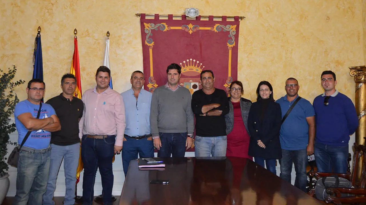 El Alcalde, miembros del grupo de gobierno y representantes de la cofrad&iacute;a