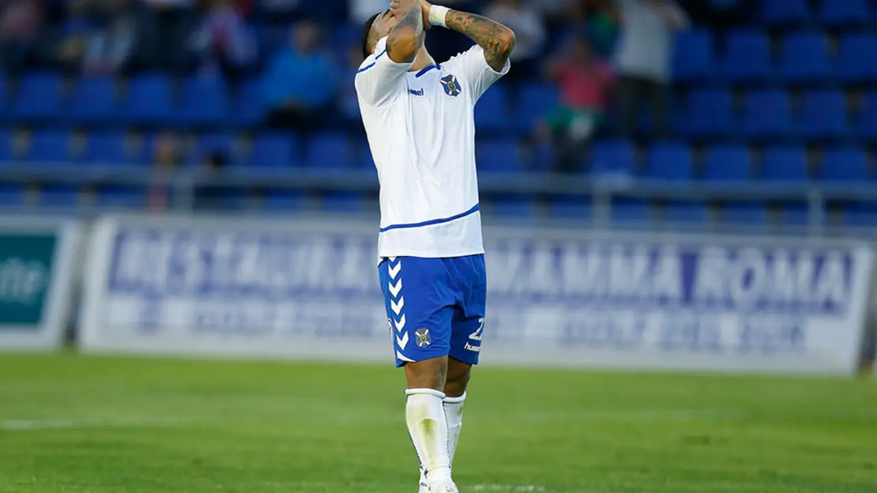 ESTADIO HELIODORO RODRIGUEZ LOPEZ. PARTIDO TENERIFE- ELCHE.EN LA IMAGEN, NANO SE LAMENTA DE UNA OCASION/SANTIAGO FERRERO