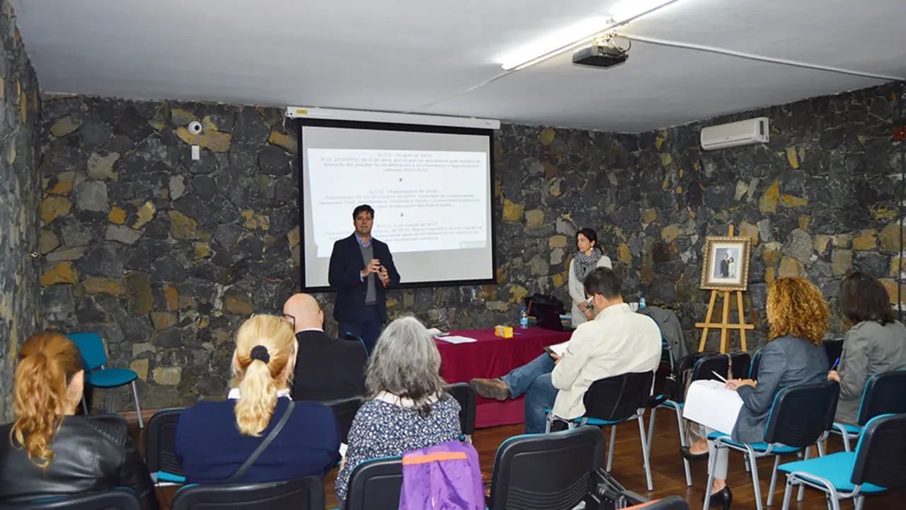 Foto alcalde en presentaci&oacute;n de la charla