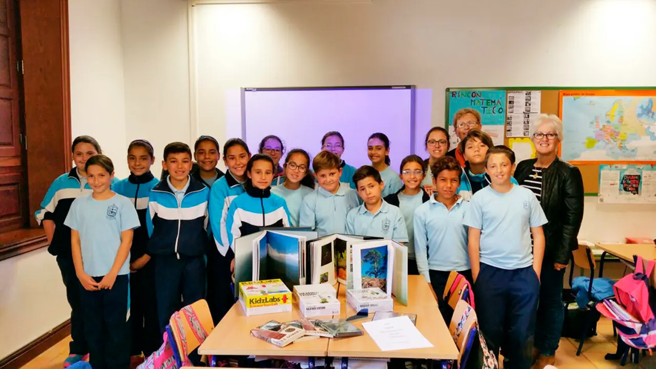 Alumnado participante y profesorado junto a los premios logrados
